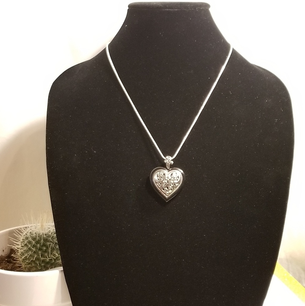 VINTAGE LIZ&CO SILVER AND BLACH ENAMEL HEART NECKLACE